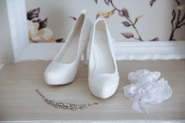 Свадебные украшения. Аксессуары невесты. Обувь, браслет — стоковое фото