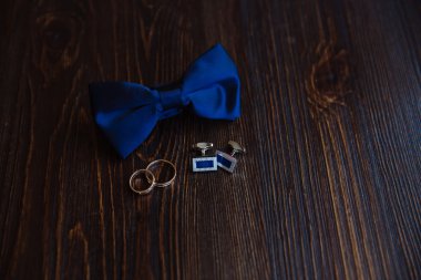 Mens aksesuarları. Papyon, kol düğmeleri, altın yüzük. Damat ayrıntıları