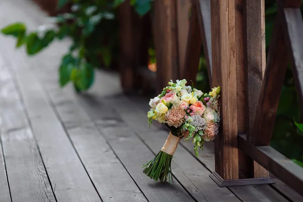 Bukiet ślubny. Brides kwiaty na podłoże drewniane — Zdjęcie stockowe