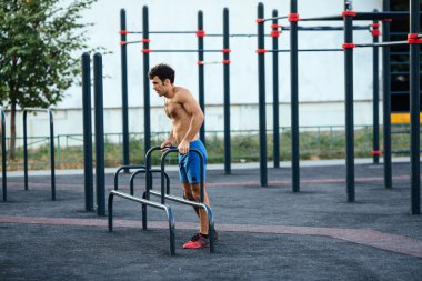 Kaslı adam egzersiz crossfit yere gönderme yapıyor, önce ısınma ups eğitimin bir parçası olarak. Spor kavramı