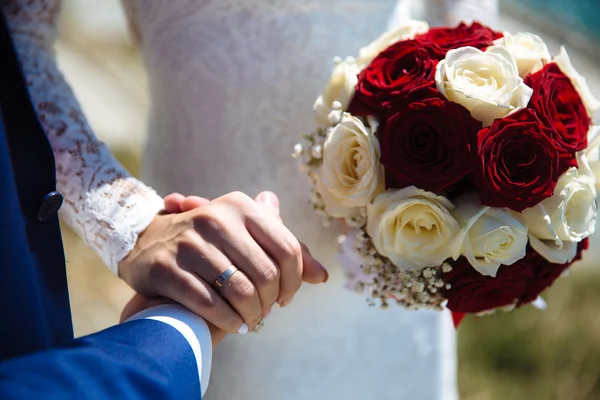 Novia y novios manos con anillos de boda — Foto de Stock