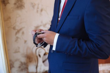 Kol zamanında kontrol iş adamı. Mens el ile bir saat.