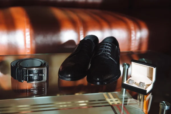 メンズ アクセサリー、カフス、靴、テーブルの上のストラップ — ストック写真