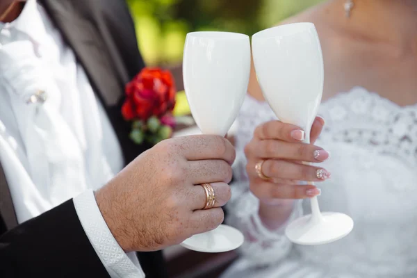 Hände des Brautpaares mit weißen Glasringen — Stockfoto