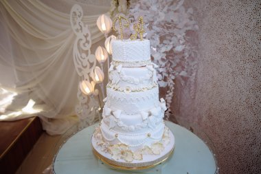 Tatlı çok düzeyli düğün pastası mavi çiçeklerle süslenmiş. Şeker çubuğu