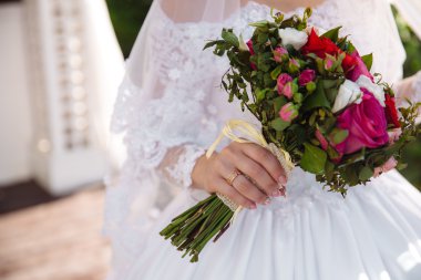 Güzel düğün buketi Gelinin ellerinde