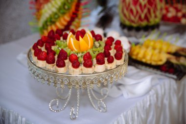 meyve tabağı. Muz, çilek, tatlı çikolata