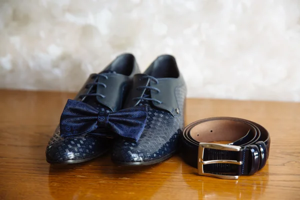 Accesorios de novio, pajarita, zapatos, correa en la mesa — Foto de Stock