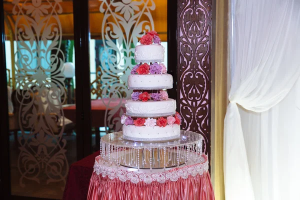 Słodki tort weselny wielopoziomowe zdobią niebieskie kwiaty. Candy bar — Zdjęcie stockowe