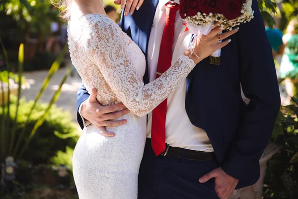 Braut und Bräutigam umarmen sich am Hochzeitstag. Konzept der Liebesfamilie — Stockfoto