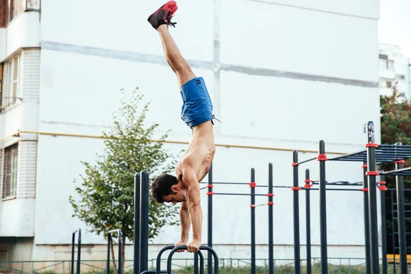 Deportista en el campo crossfit haciendo flexiones como parte del entrenamiento. Concepto deportivo —  Fotos de Stock