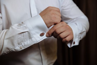 Kol düğmesi ile eller. Zarif beyefendi clother, beyaz gömlek