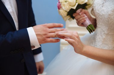 Gelin ve damatlar elleriyle alyans