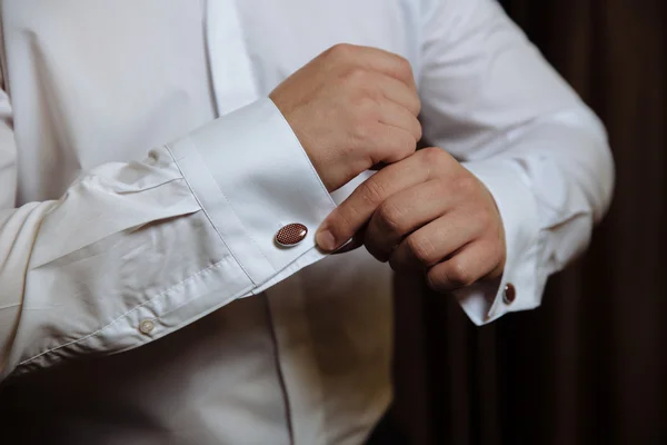 Mandzsettagombok vőlegény kezét. Elegáns úriember clother, fehér ing — Stock Fotó