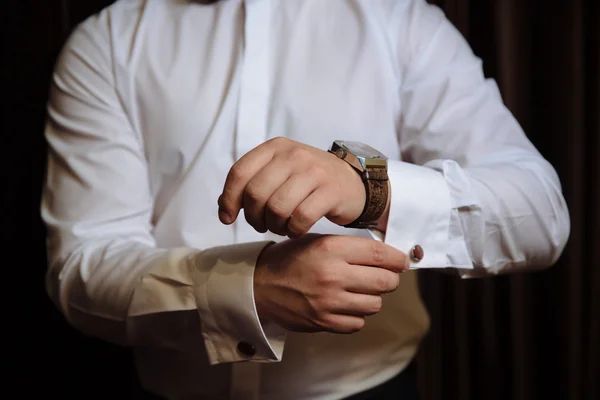 Brudgummen händer med manschettknappar. Elegant gentleman clother, vit skjorta — Stockfoto