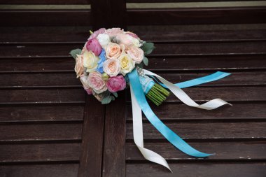 Kahverengi masa üzerinde buket düğün