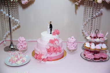 Düğün pastası. El yapımı tatlılar lokum'bir vazo, acıbadem kurabiyesi ve cupcake, dekor vanilya, tabloda bar şeker