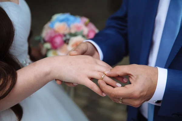 Sposa e sposi mani con fedi nuziali — Foto Stock