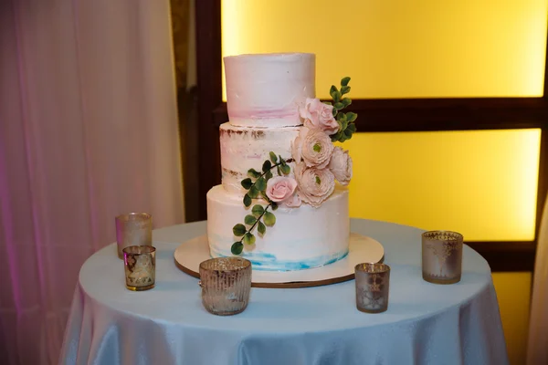 Солодкий багаторівневий весільний торт, прикрашений рожевими квітами. цукерки барі — стокове фото