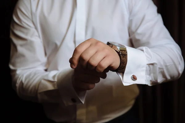 Бизнесмен проверяет время на наручных часах. Рука с часами . — стоковое фото