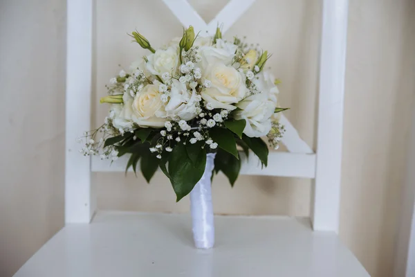 Bruiloft boeket met witte bloemen op achtergrond — Stockfoto