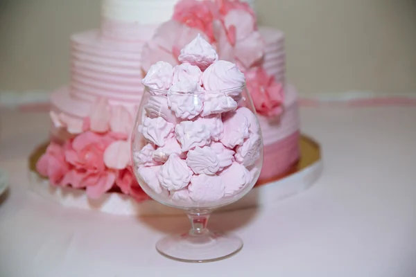 Bröllopstårta. Candy bar marshmallow på bordet i en vas och macaroon cupcake, inredning vanilj, handgjorda godis — Stockfoto