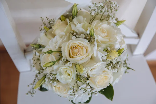 Düğün buketi beyaz gül ile üzerinde altın yüzük — Stok fotoğraf