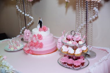 Düğün pastası. El yapımı tatlılar lokum'bir vazo, acıbadem kurabiyesi ve cupcake, dekor vanilya, tabloda bar şeker