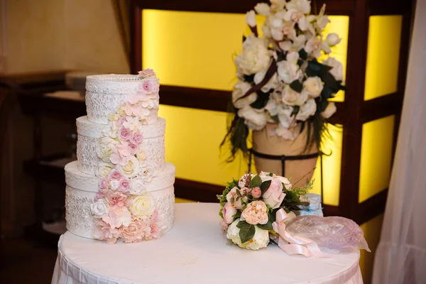 Söta multilevel bröllopstårta dekorerad med blommor. Chokladkaka — Stockfoto