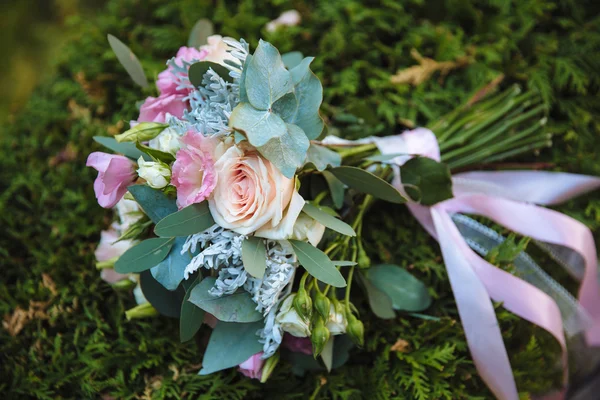 Wedding bouquet on background of green grass — Stock Photo, Image