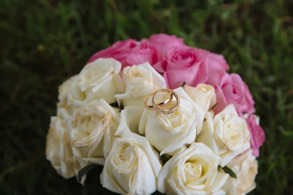 Bagues en or sur bouquet de mariage — Photo