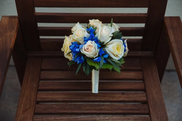 Bruiloft boeket op bruin tafel — Stockfoto