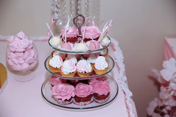ウエディング ケーキ。花瓶、マカロン、カップケーキ、装飾のバニラでテーブルの上にマシュマロ棒キャンディの手作りお菓子 — ストック写真