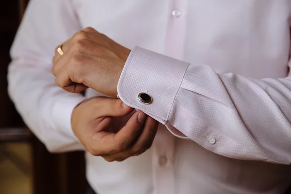 Unternehmerhände mit Manschettenknöpfen. elegante Herrenbekleidung — Stockfoto