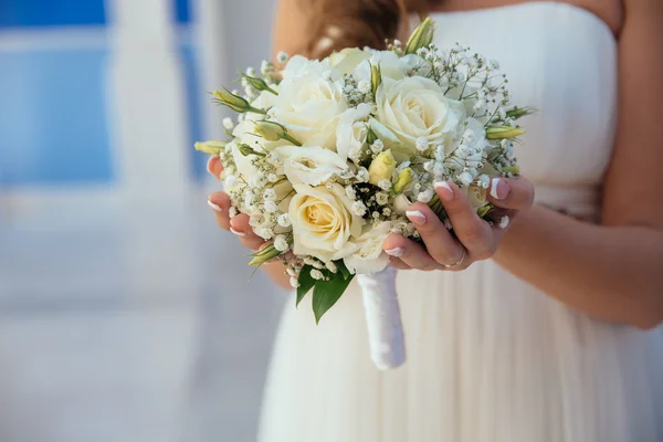 Hermoso ramo de boda en manos de la novia. Anillo de oro y vestido blanco — Foto de Stock