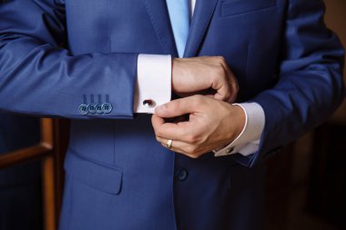 Kol düğmesi ile işadamı el. Zarif beyefendi clother