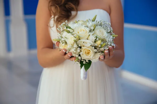 Krásné svatební kytice v rukou nevěsty. Zlatý prsten a bílé šaty — Stock fotografie