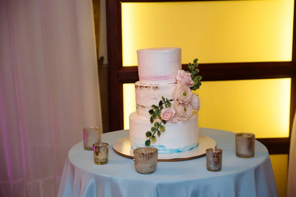 甜的多层婚礼蛋糕装饰着粉红色的花朵。糖果酒吧 — 图库照片