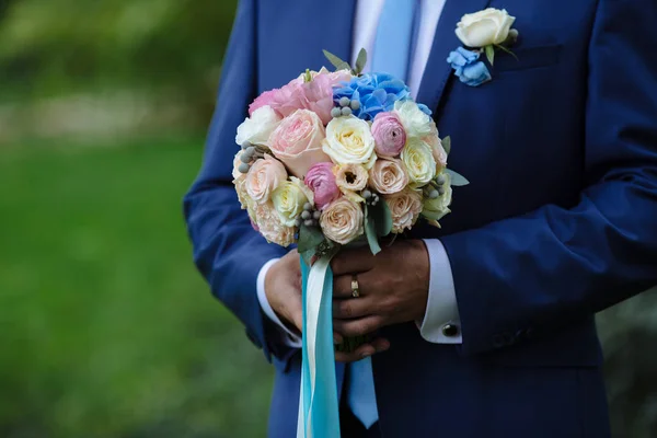 他手里拿着的婚礼花束的新郎 — 图库照片