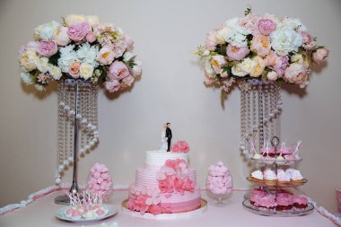 Düğün pastası. El yapımı tatlılar lokum'bir vazo, acıbadem kurabiyesi ve cupcake, dekor vanilya, tabloda bar şeker