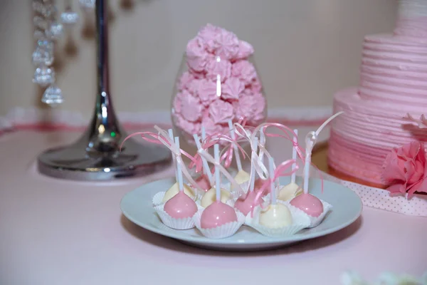 Pastel de boda. Malvavisco de barra de caramelo sobre la mesa en un jarrón, macarrón y magdalena, vainilla decorativa, dulces hechos a mano — Foto de Stock