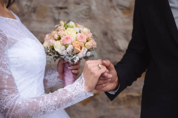 Noiva e noivos mãos com anéis de casamento na mesa marrom — Fotografia de Stock