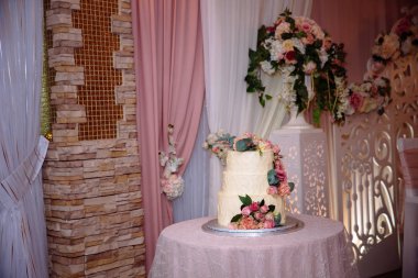 Tatlı çok düzeyli düğün pastası güzel çiçeklerle süslenmiş. Şeker çubuğu