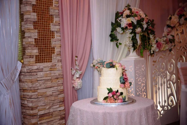 Dulce pastel de boda multinivel decorado con hermosas flores. Candy bar — Foto de Stock