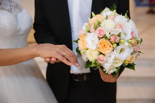 Noiva e noivos mãos com anéis de casamento na mesa marrom — Fotografia de Stock