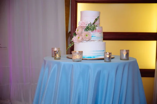 Sweet multilevel wedding cake decorated with beautiful flowers. Candy bar — Stock Photo, Image