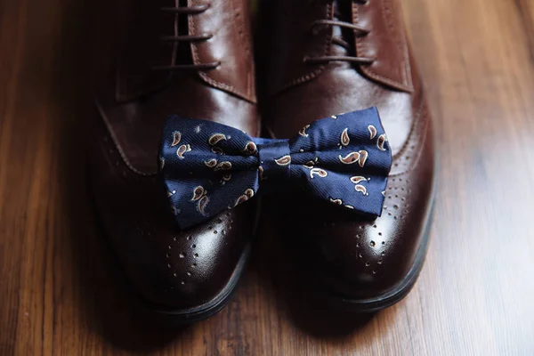 新郎アクセサリー、ちょうネクタイ、靴、テーブルの上のストラップ。紳士服の概念 — ストック写真