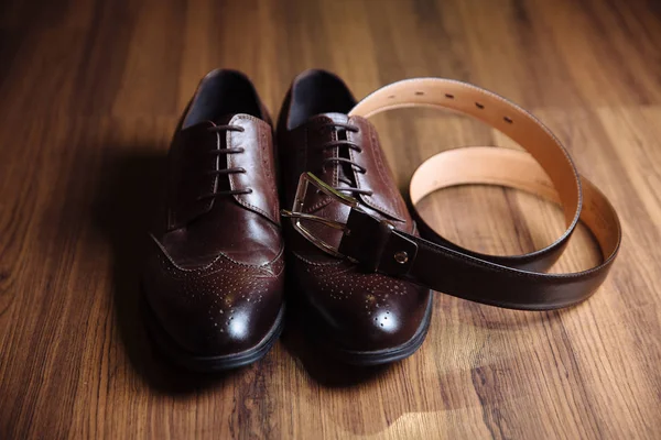 Acessórios Groom sapatos, cinta na mesa. Conceito de vestido de cavalheiro — Fotografia de Stock