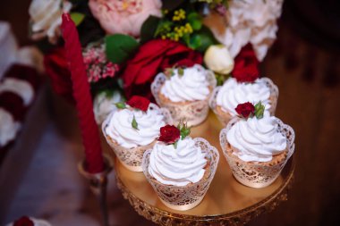 Çikolata, kırmızı renk, marsala. Düğün pastası, şeker, şeker, tatlı, pop'ları içeren tablo.