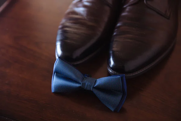 Bräutigam-Accessoires, Fliege, Schuhe. Konzept des Gentleman-Kleidungsstils — Stockfoto
